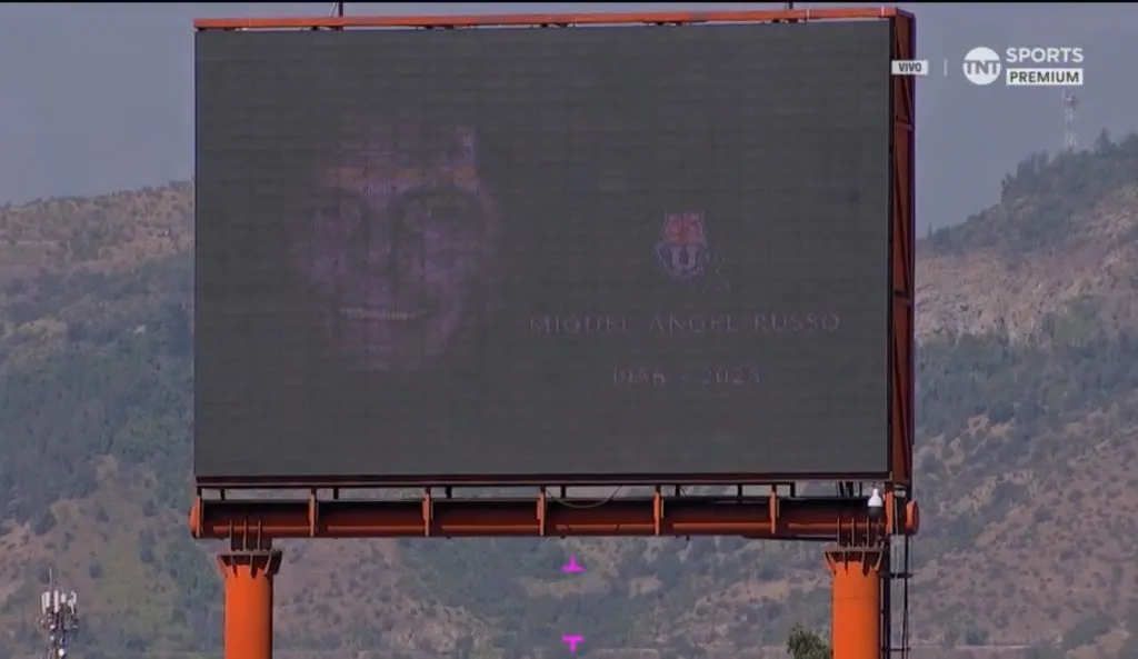 En el marcador del Santa Laura la imagen de Miguel Ángel Russo.