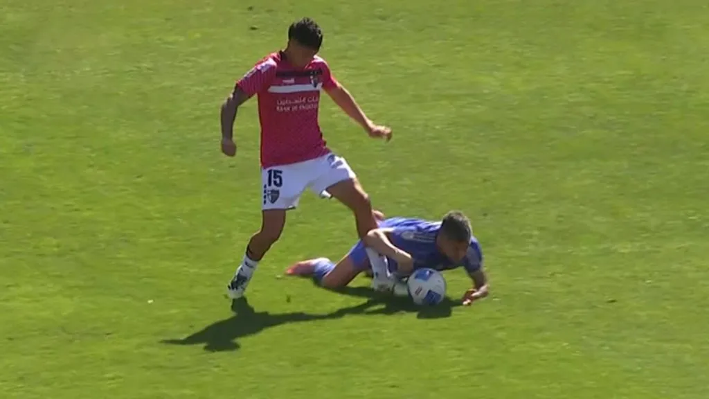 La jugada que marcó la segunda amarilla de Charles Aránguiz.