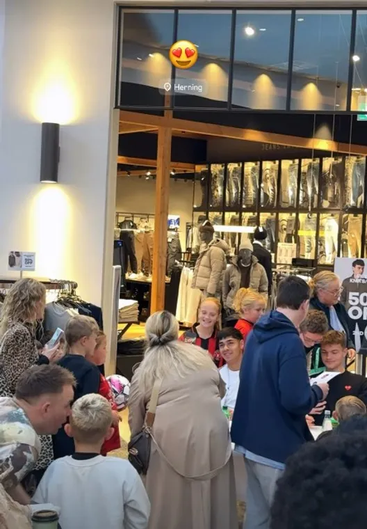 Darío Osorio recibiendo a los hinchas de su club