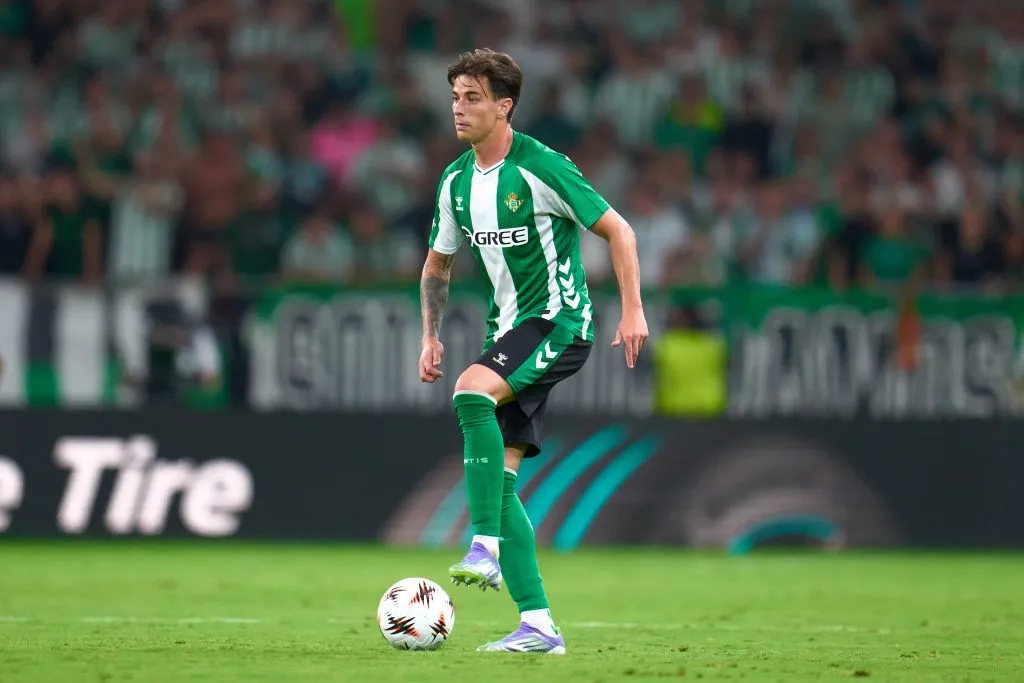 Valentín Gómez en acción por el Real Betis ante el Nottingham Forest de Inglaterra en la Europa League. (Aitor Alcalde/Getty Images).