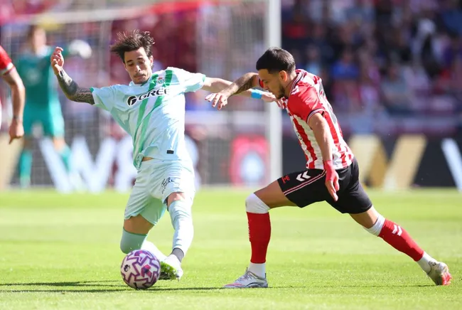 Valentín Gómez en un amistoso ante el Sunderland de Inglaterra. (Ed Sykes/Getty Images).