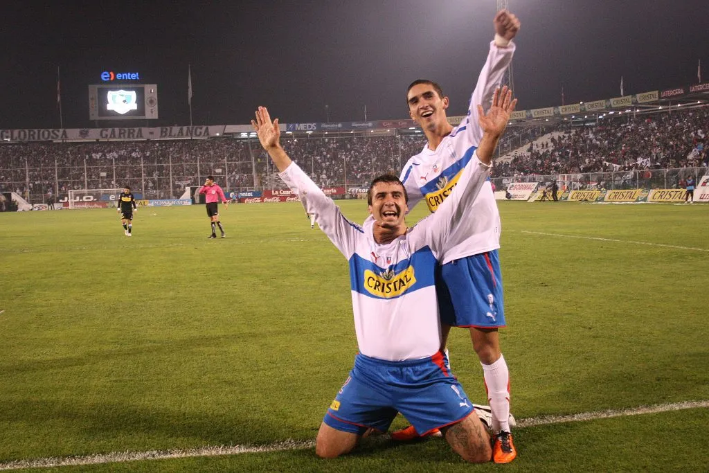 Lucas Pratto celebra uno de sus dos goles a Colo Colo en el Monumental por los playoff del Apertura 2011. (OSCAR TORRES/PHOTOSPORT).
