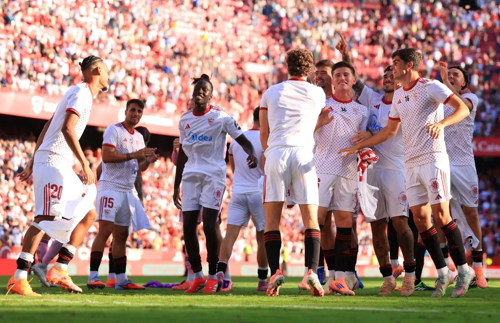 Sevilla celebrando la victoria ante Barcelona. (Photo by Fran Santiago/Getty Images)