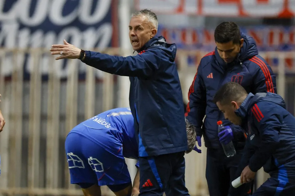 Álvarez furioso con la prensa… ¿o con la dirigencia de la U? Quizás, con ambas | Photosport