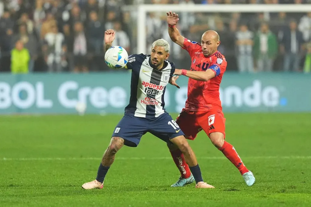Sergio Peña jugando por Alianza Lima ante la U. (Photo by Raul Sifuentes/Getty Images)