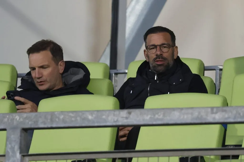 Ruud van Nistelrooy en Valparaíso viendo a Noruega ante Francia. Imagen: Photosport