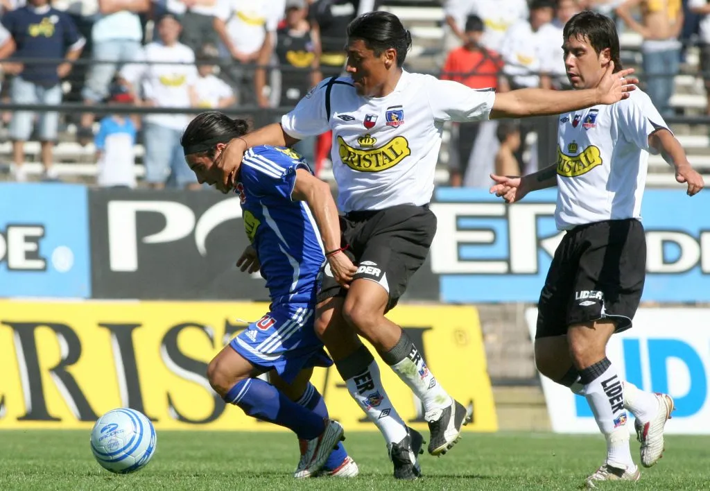Rodrigo Meléndez en acción ante Universidad de Chile en un Superclásico. (CLAUDIO DIAZ/PHOTOSPORT).