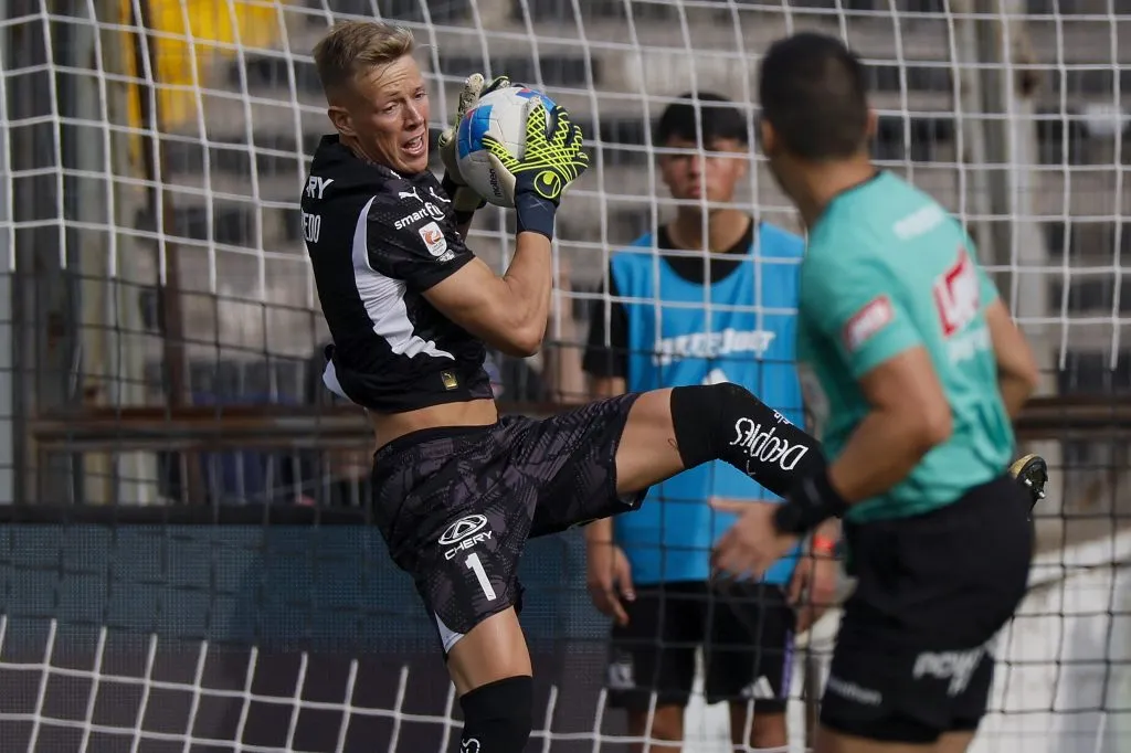Vicente Bernedo en acción ante Colo Colo en el estadio Monumental. (Andres Pina/Photosport)