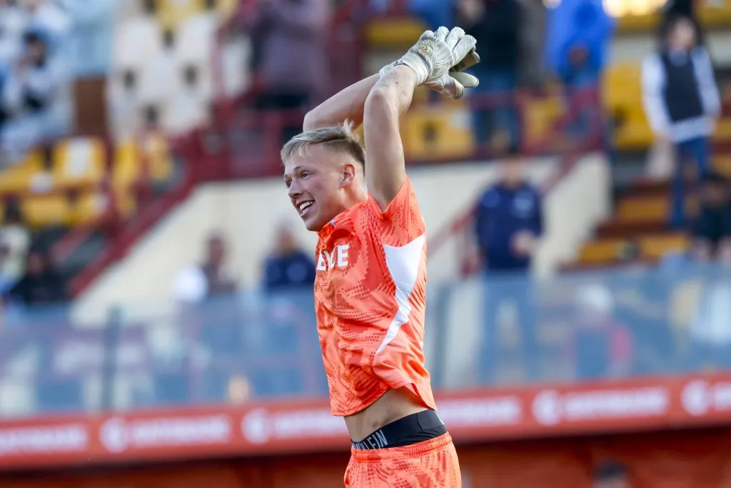 Vicente Bernedo ha tenido una temporada de crecimiento en la Católica. (Pepe Alvujar/Photosport).