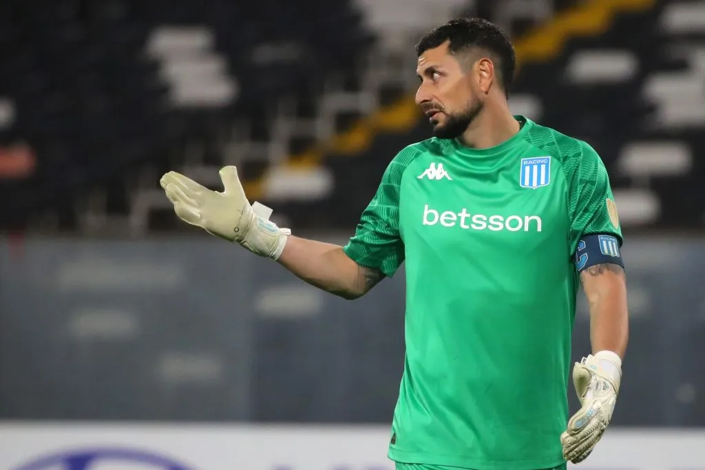 Gabriel Arias tiene chances de seguir en Racing, pero aún no da su respuesta. (Jonnathan Oyarzun/Photosport).