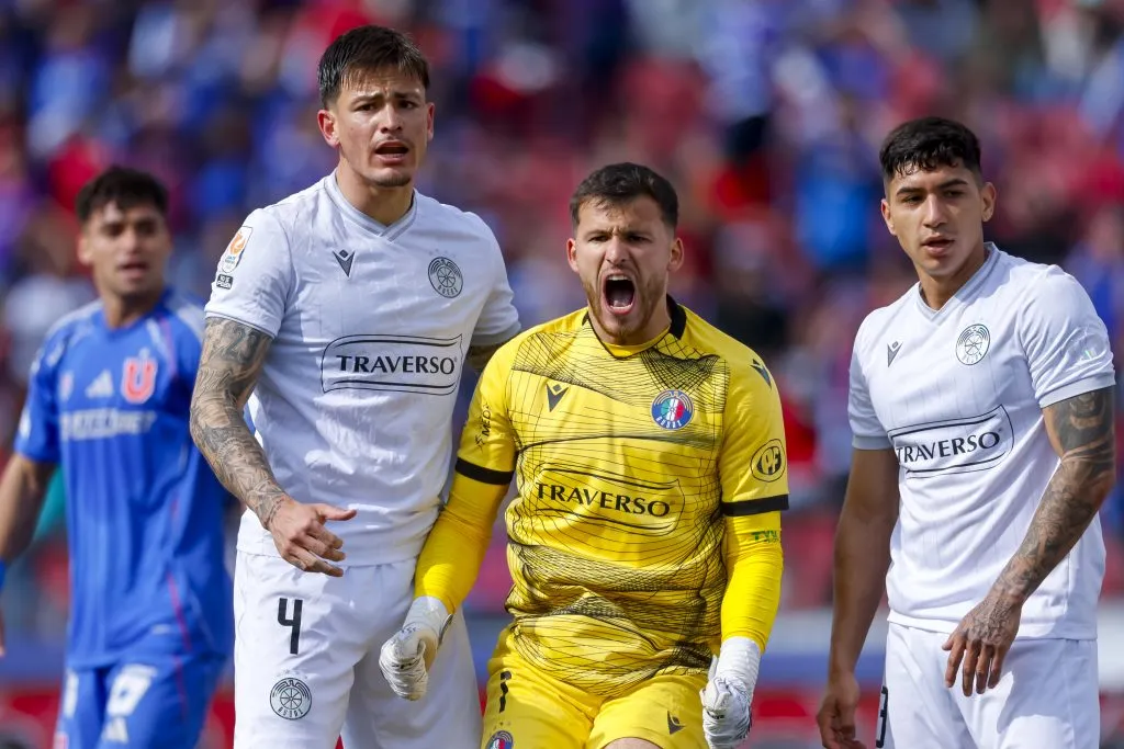 Tomás Ahumada festeja una gran tapada ante Universidad de Chile en el triunfo de Audax en el Estadio Nacional. (Pepe Alvujar/Photosport).