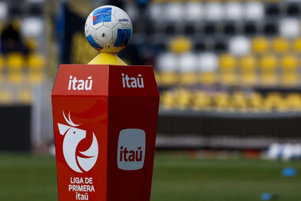 El fútbol chileno cambiará por completo su formato para el 2026, pero esto no asegura que las cosas mejoren. Foto: Photosport.