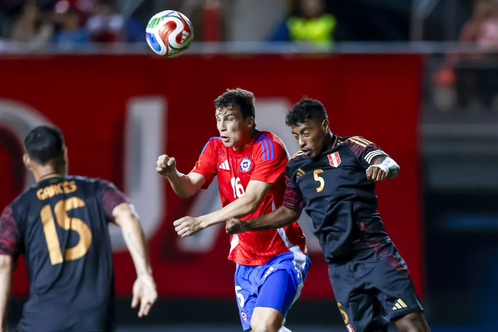 Gonzalo Tapia en acción ante Perú en el amistoso que ganó Chile en La Florida. (Pepe Alvujar/Photosport).