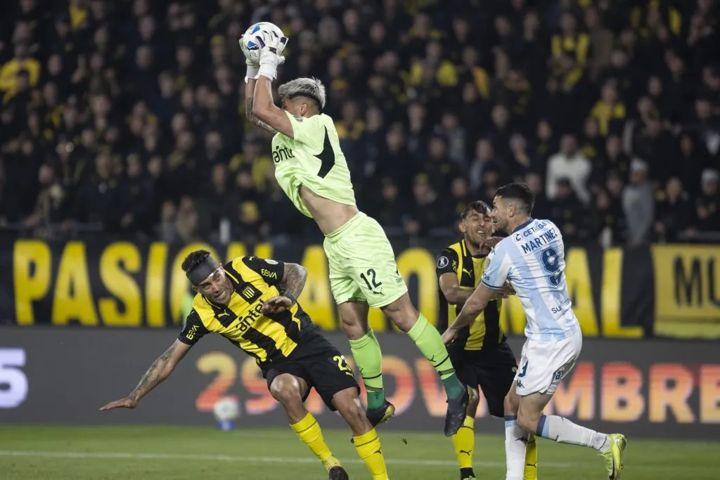 Brayan Cortés en acción ante Racing Club por la Copa Libertadores. (Ernesto Ryan/Getty Images).