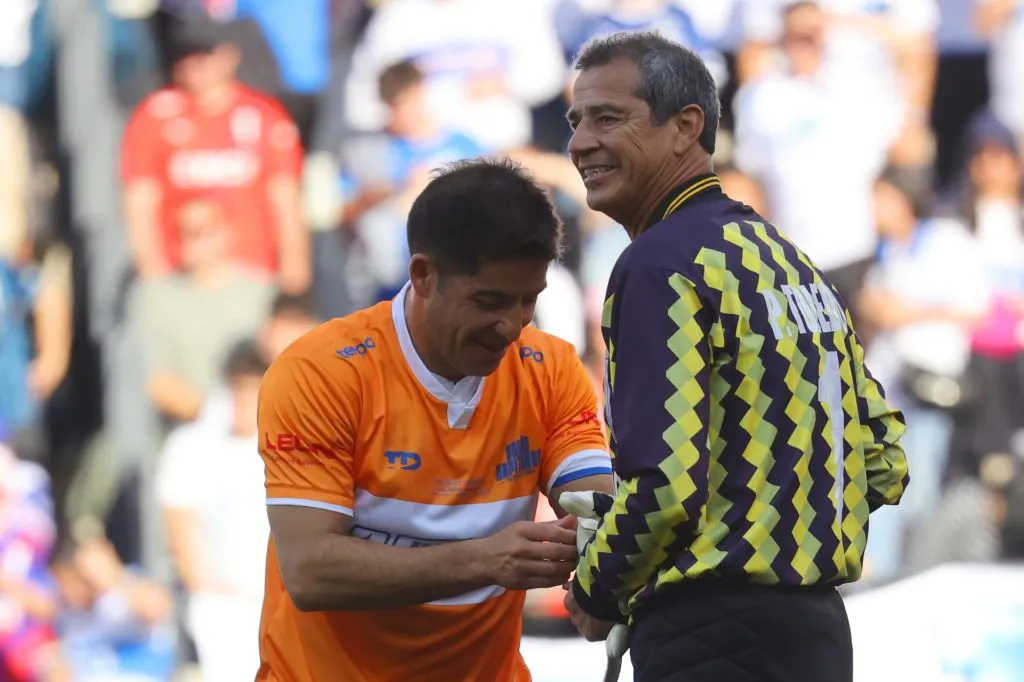 Cristián Álvarez junto al Pato Toledo en el Adiós Capitanes. (Dragomir Yankovic/Photosport).