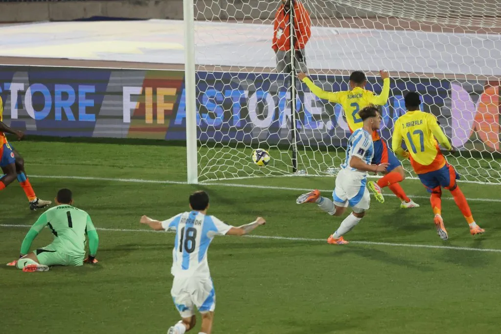 Silvetti celebra tras su bonita definición ante Colombia.  (Dragomir Yankovic/Photosport).