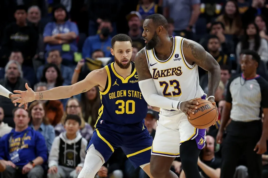 Los Angeles Lakers y los Golden State Warriors se enfrentan en la jornada inaugural de la temporada 2025-26 de la NBA.  (Foto: Ezra Shaw/Getty Images)