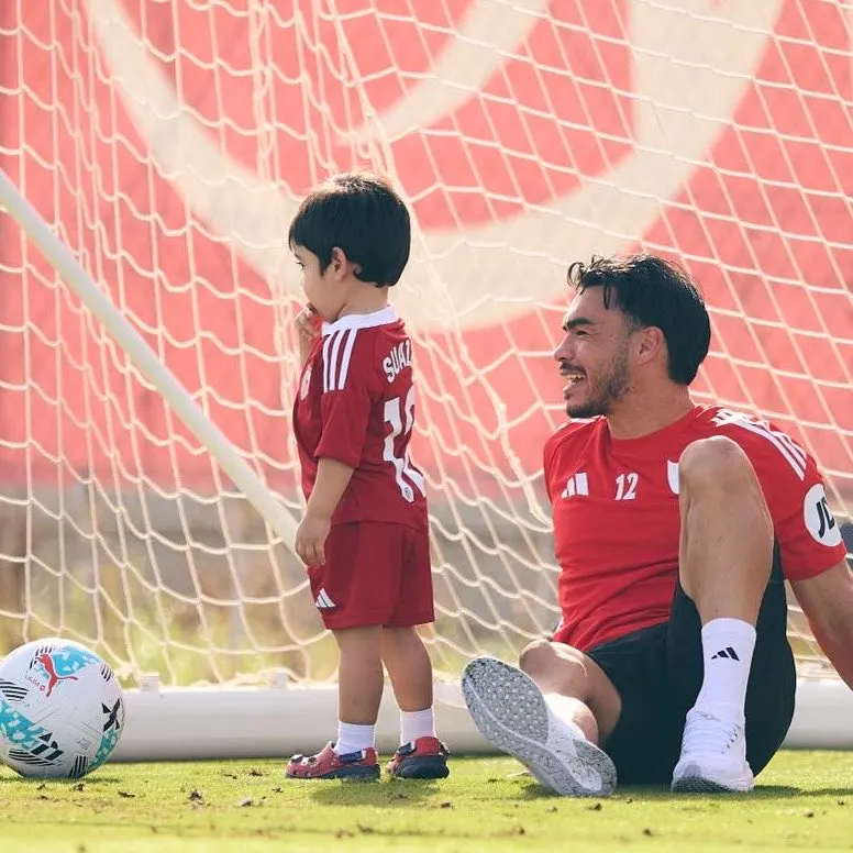 Gabriel Suazo junto a su hijo en la práctica sevillana. Foto: Sevilla