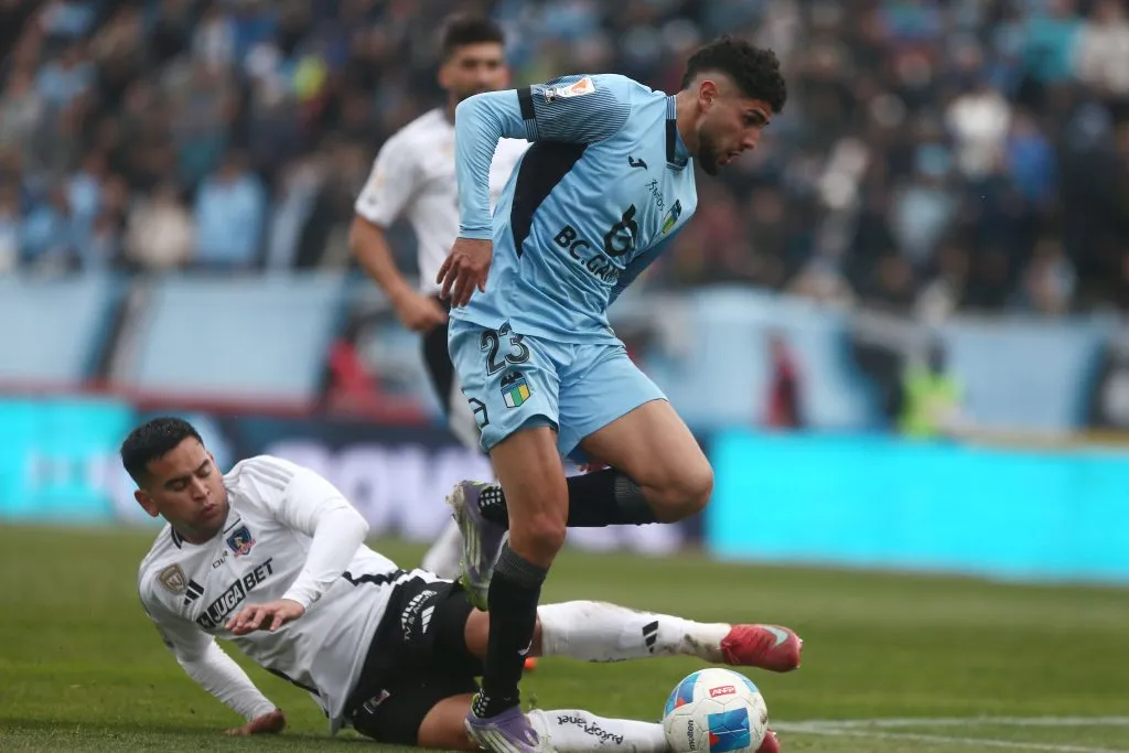Sebastián Vegas intenta frenar a Maxi Romero en aquel partido ante Colo Colo. (Carola Tabilo /Photosport).