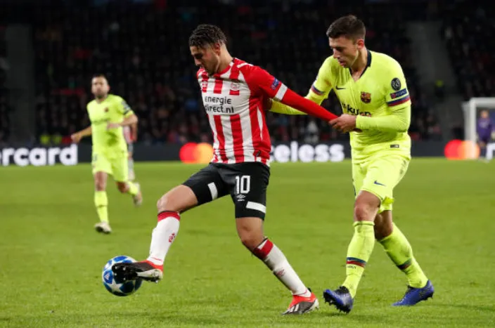 Maxi Romero en el PSV Eindhoven ante el Barcelona. Pagaron 10 millones de euros por él en enero de 2018. (Getty Images).