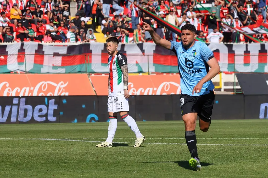 Maxi Romero también le marcó a Palestino en el Municipal de La Cisterna. (Jonnathan Oyarzun/Photosport).