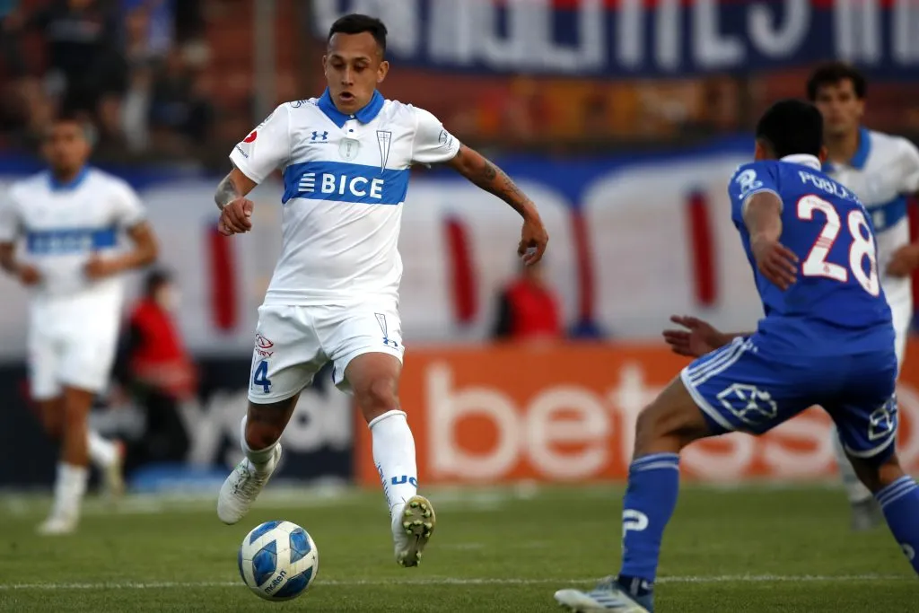 Fabián Orellana en acción ante Universidad de Chile en el Clásico Universitario. (Andres Pina/Photosport).