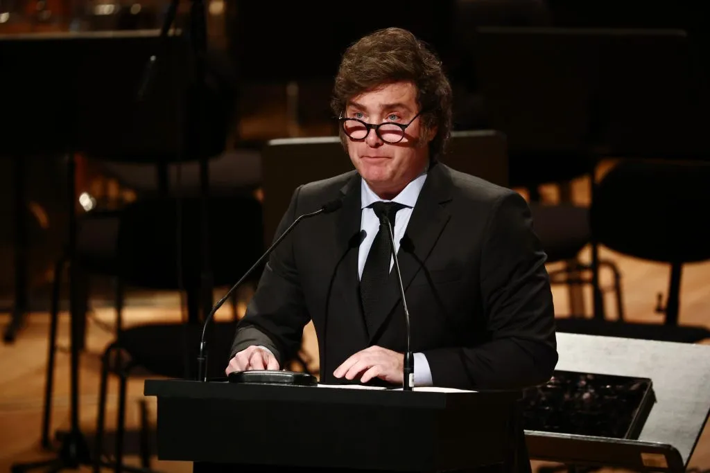 Javier Milei no tiene la mejor de las relaciones ni con la AFA ni con Chile. | Foto: Getty Images.