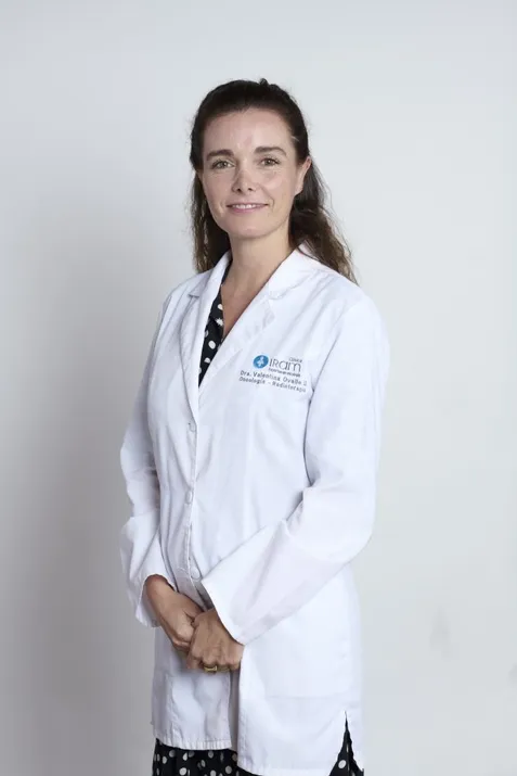 Dra. Valentina Ovalle, oncóloga radioterapeuta de Clínica IRAM y directora de la Corporación Yo Mujer.