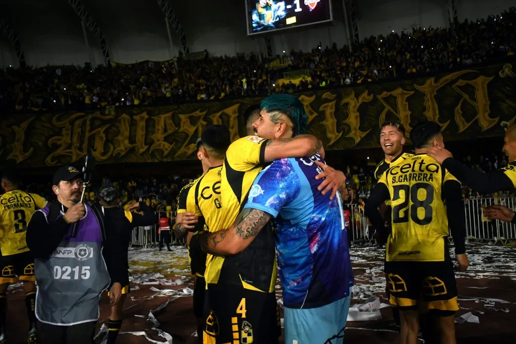 Diego Sánchez y Coquimbo Unido celebran el apasionante triunfo ante Ñublense. (Alejandro Pizarro/Photosport).