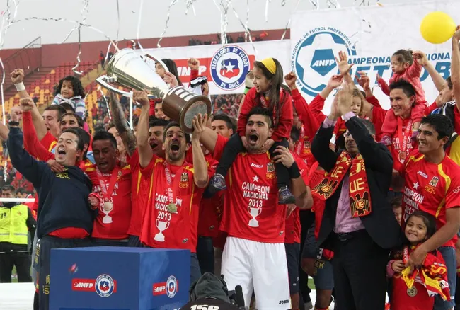 Diego Sánchez y la Unión Española celebran el título en el Torneo Transición. (Claudio Diaz/Photosport).