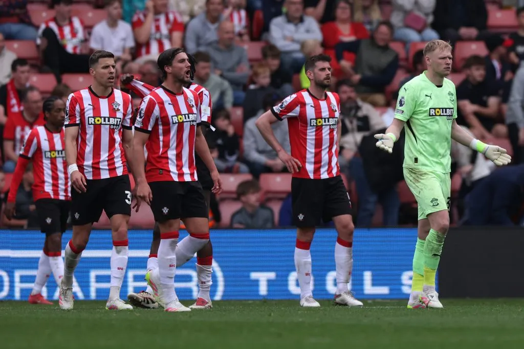 En Inglaterra los equipos que descienden de la Premier League siguen recibiendo dinero de la categoría por un par de temporadas más para así navegar de mejor forma en el Championship. | Foto: Getty Images.