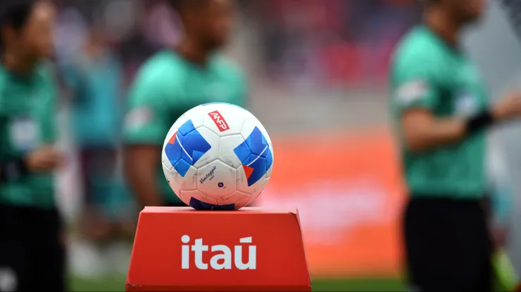 ¡Sorpresón! Marca de calzado vestirá a club campeón del fútbol chileno