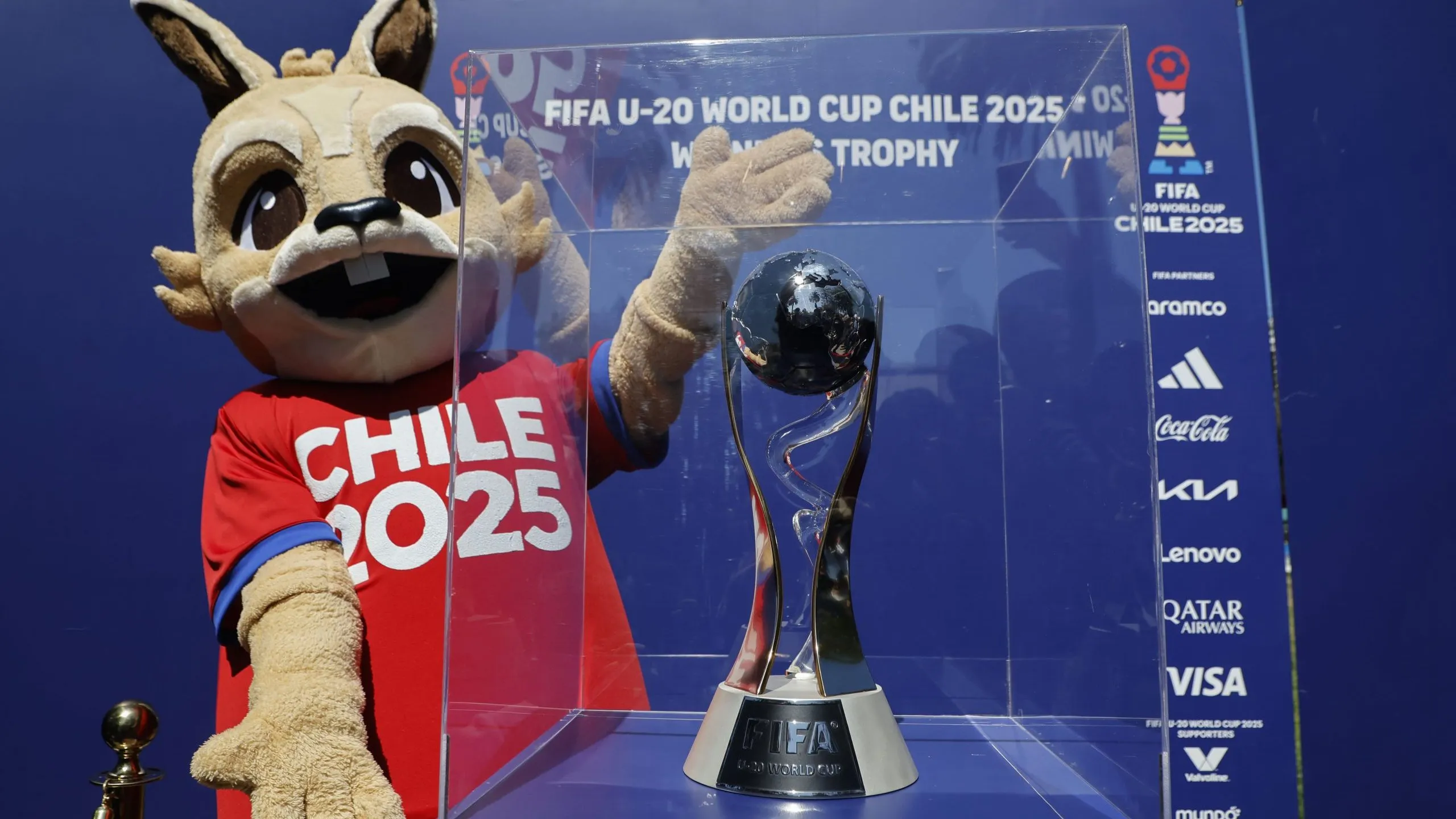 Este será el trofeo que se pondrá en juego en la gran final del Mundial Sub 20. | Foto: Photosport.