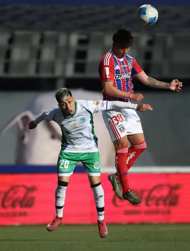 Víctor Campos puede tener su esperado debut oficial con la camiseta de Colo Colo. Foto: Colo Colo.