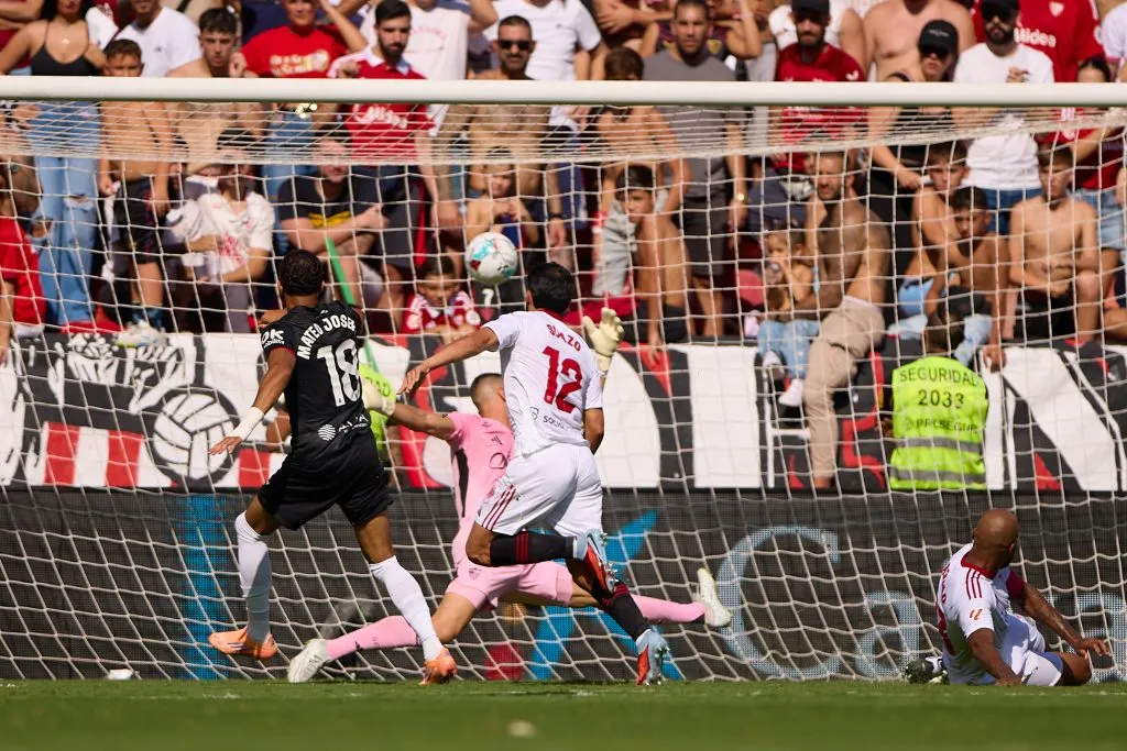 Gabriel Suazo falló en dos jugadas que terminaron en goles contra Sevilla. Alexis Sánchez entró desde el banquillo per no pudo hacer nada. Foto: Getty Images.