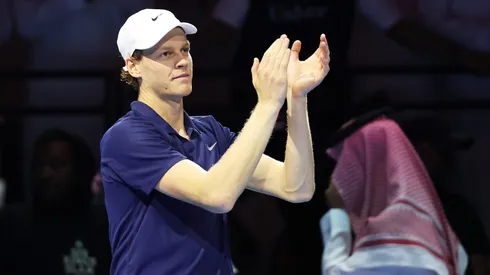 Jannik Sinner demostró su poderío y sin problema venció a Carlos Alcaraz.