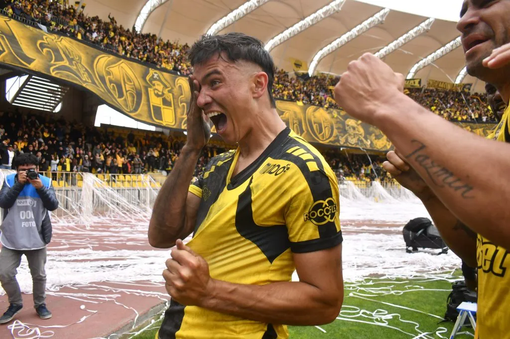 Así celebró Bruno Cabrera su gol ante los albos. (Alejandro Pizarro Ubilla/Photosport).