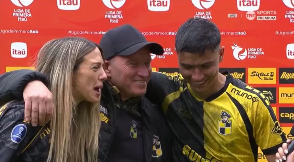 Bruno Cabrera junto a su padre tras marcar el gol de la victoria de Coquimbo Unido ante Colo Colo. (Captura TNT Sports).