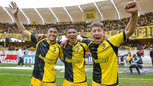 Matías Palavecino, Bruno Cabrera y Nicolás Johansen festejan la victoria ante Colo Colo.