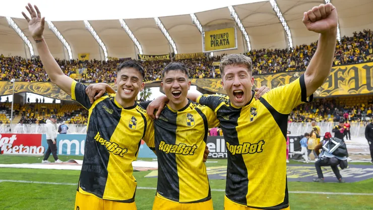 Matías Palavecino, Bruno Cabrera y Nicolás Johansen festejan la victoria ante Colo Colo.