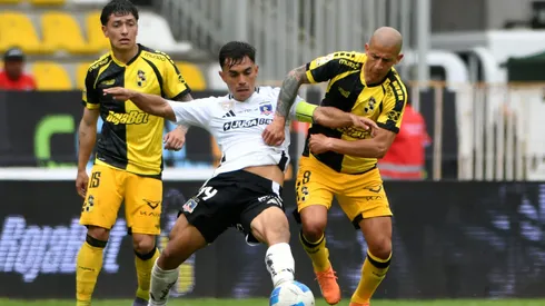 Vicente Pizarro disputando un balón ante Coquimbo.