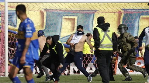 Los encapuchados en la cancha de Viña.