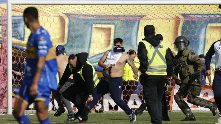 Los encapuchados en la cancha de Viña.