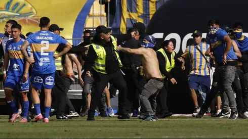 El partido tuvo un final interrumpido por la entrada de un grupo de encapuchados Ruleteros.