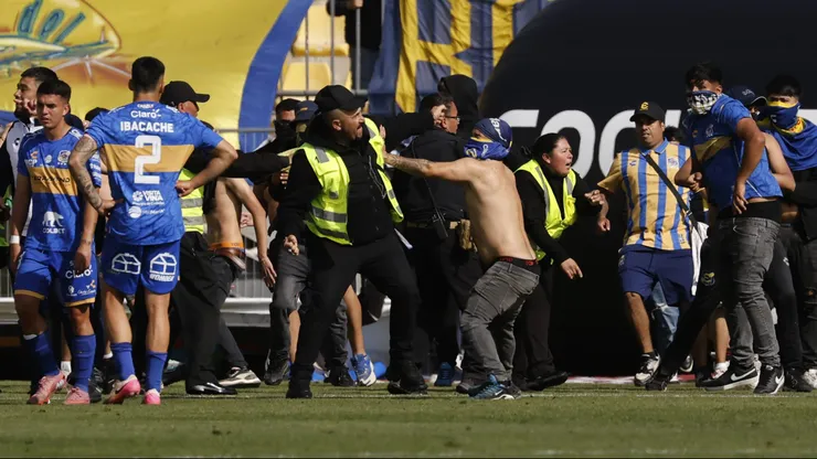 El partido tuvo un final interrumpido por la entrada de un grupo de encapuchados Ruleteros.