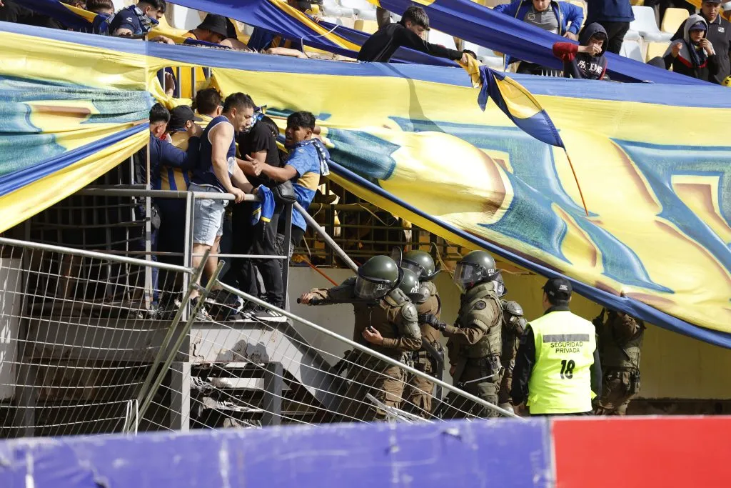 Parte de la invasión en el estadio Sausalito. (Raul Zamora/Photosport).