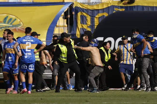 El partido de Everton no terminó como debía por esta invasión. (Sebastian Cisternas/Photosport).