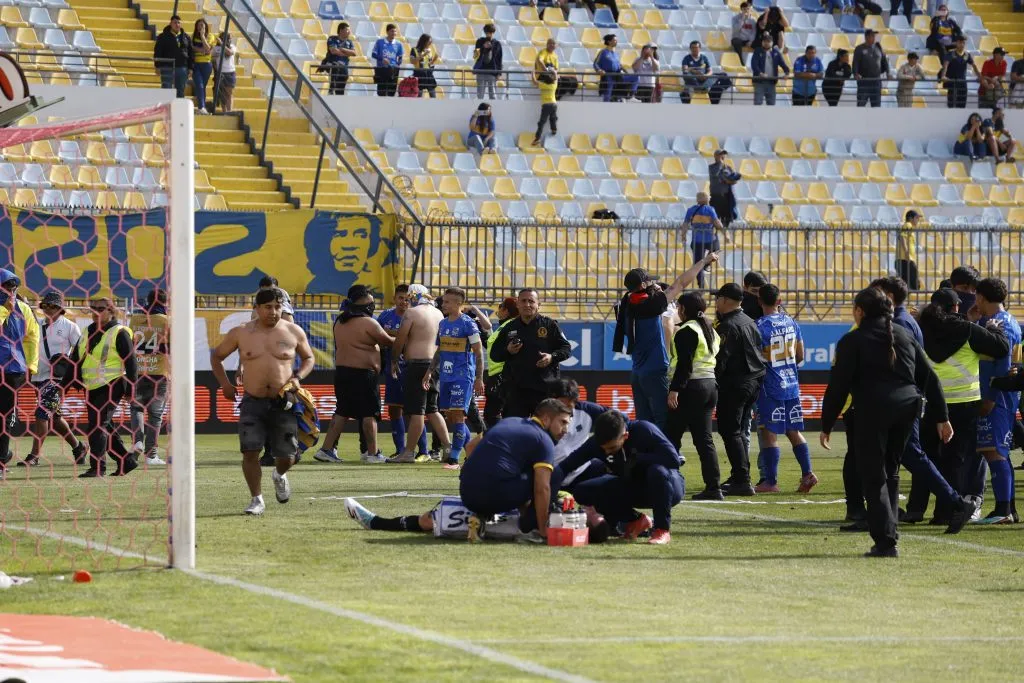 Otra imagen de la invasión de la hinchada de Everton en el Sausalito. (Raul Zamora/Photosport).