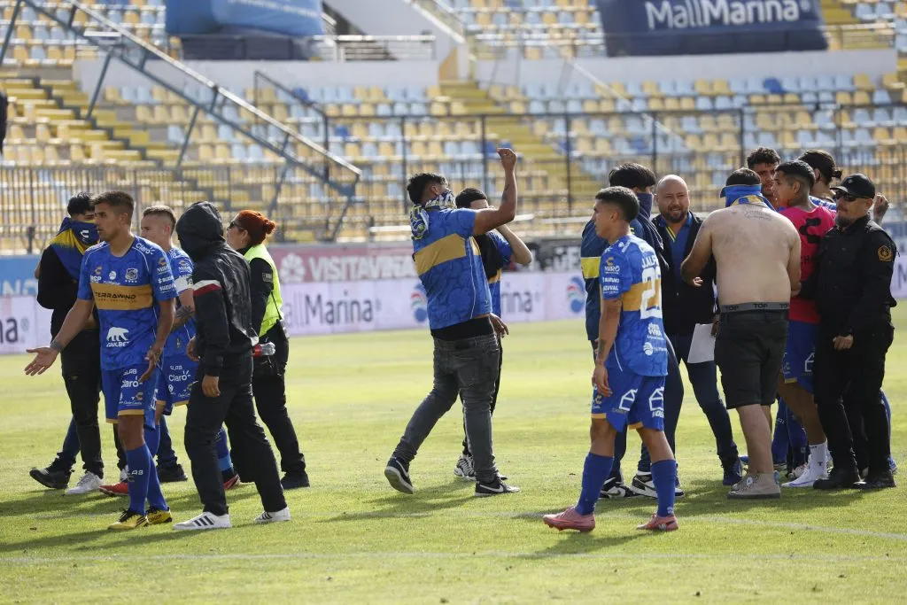 Más imágenes de la invasión . (Raul Zamora/Photosport).