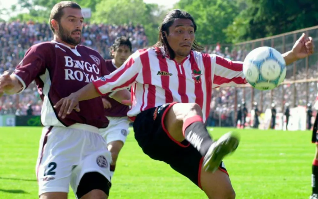 Rodrigo Meléndez en acción por Estudiantes de La Plata. (Captura X).